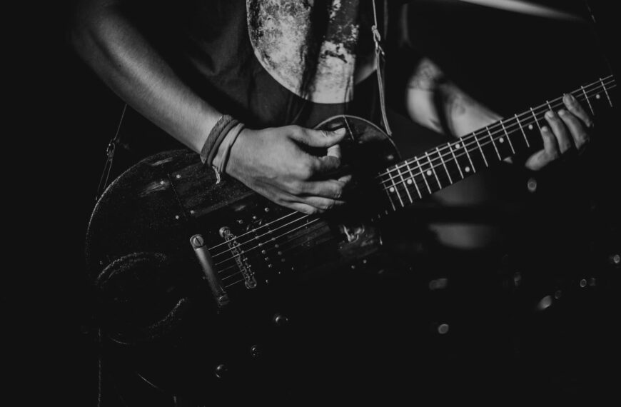 Von der Hausarbeit zur Rocklegende: Wie eine akademische Arbeit zur Musikbiografie wird
