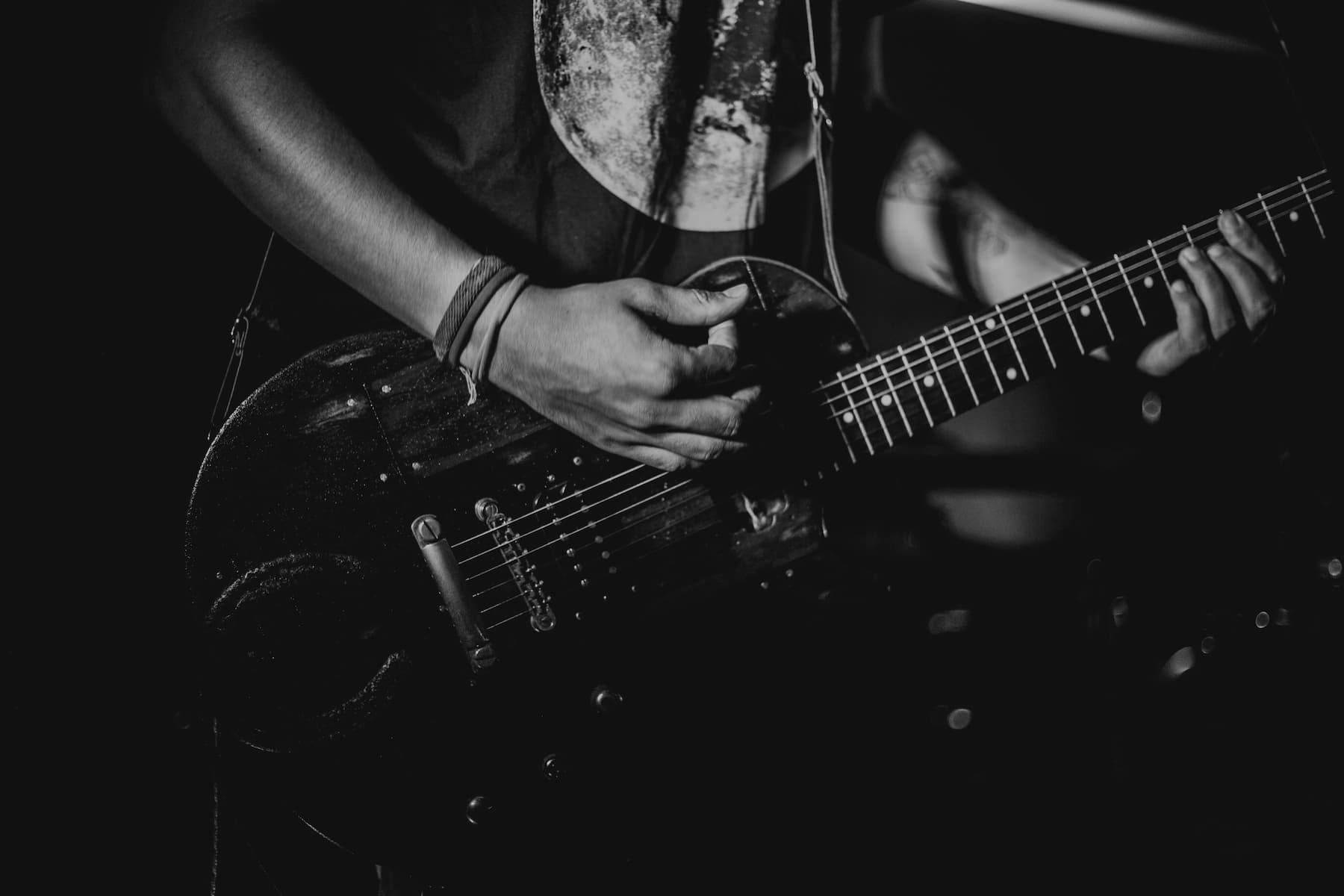 Von der Hausarbeit zur Rocklegende: Wie eine akademische Arbeit zur Musikbiografie wird